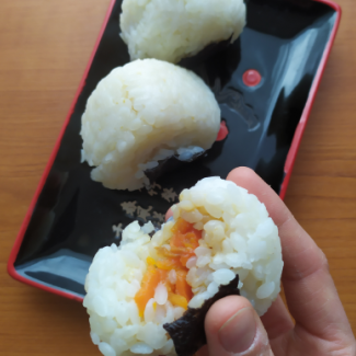 Onigiri s uzeným lososem (vegan)